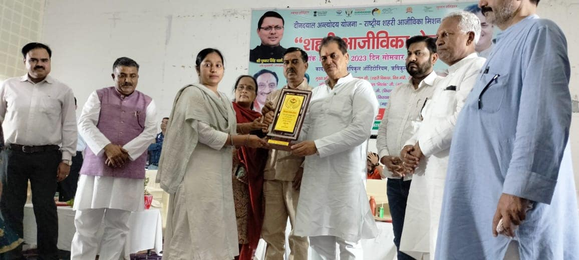 शहरी विकास मंत्री प्रेमचंद अग्रवाल ने आज हरिद्वार में स्वयं सहायता समूह द्वारा बनाए गए उत्पादों की प्रदर्शनी का उद्घाटन किया