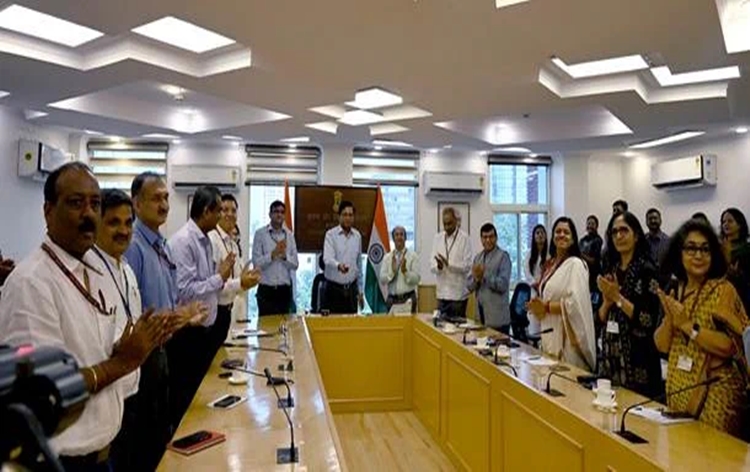 I&B Secretary Apurva Chandra unveils ebook, titled “People’s G20”, on India’s G20 Presidency in New Delhi