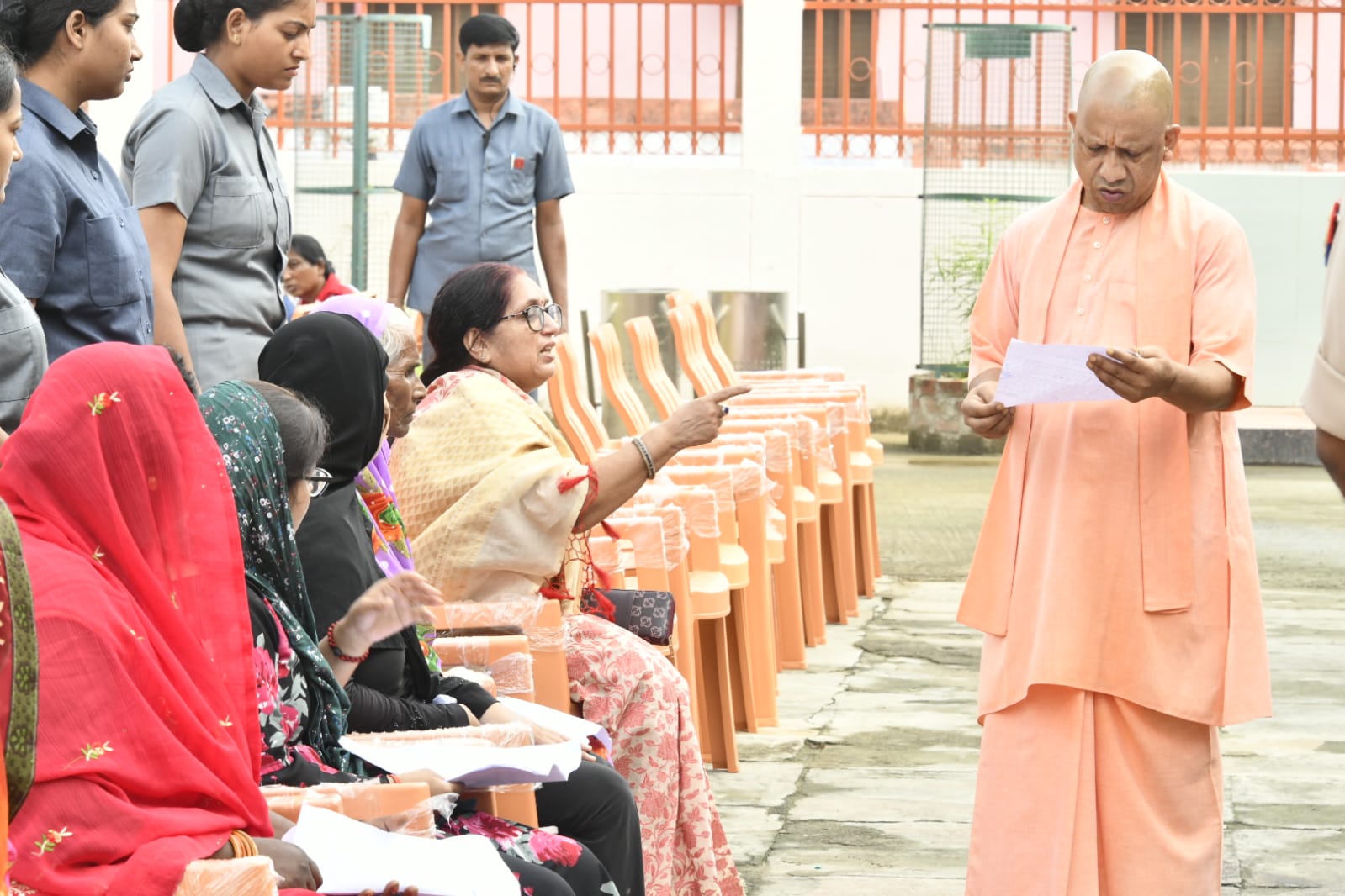 गंभीरता और संवेदनशीलता से हो समस्याओं का निस्तारण : सीएम योगी