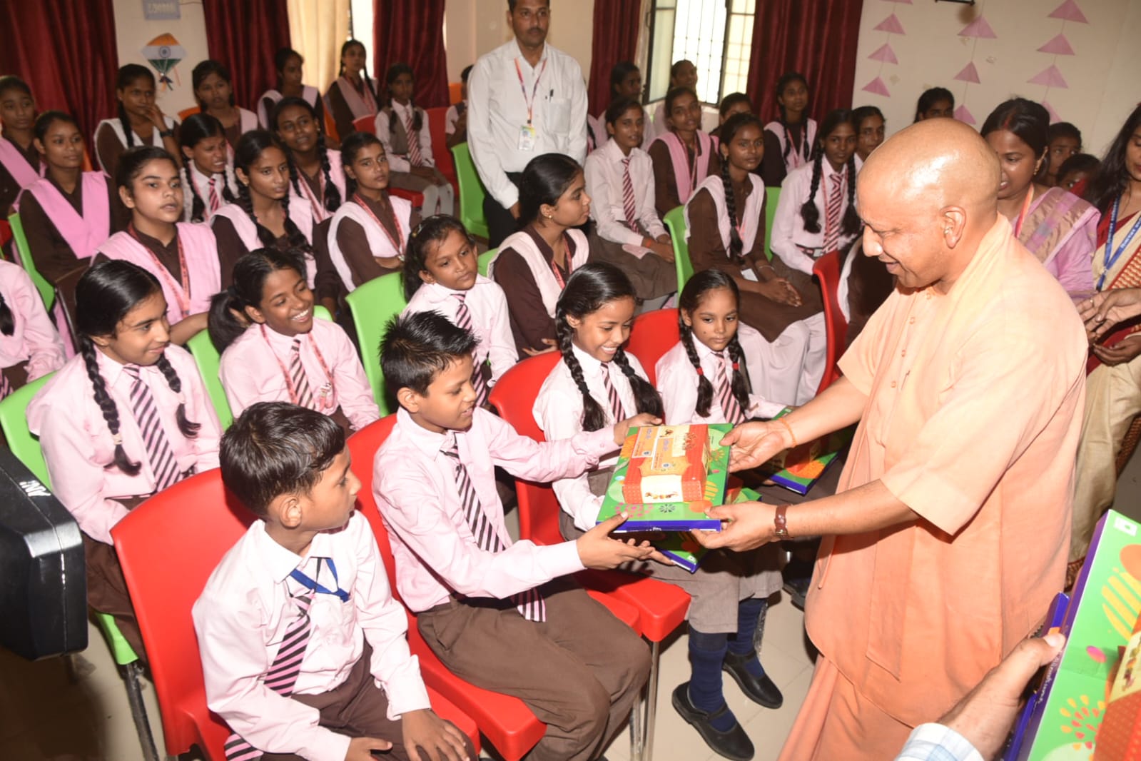 राजकीय मूक बधिर विद्यालय पहुंचकर मुख्यमंत्री योगी आदित्यनाथ ने दिव्यांग बच्चों से मुलाकात की