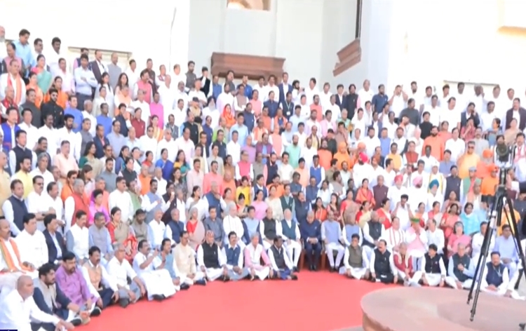 नए संसद भवन में कार्यवाही स्थानांतरित करने से पहले आज सभी सांसद पुराने संसद भवन के प्रांगण में ग्रुप फोटोग्राफी के लिए एकत्र हुए