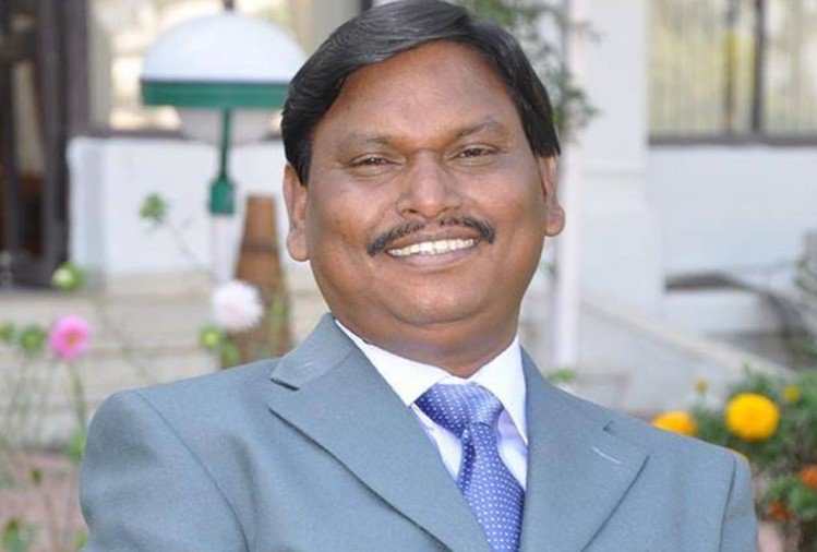 केंद्रीय मंत्री अर्जुन मुंडा ने विशेष सत्र के दौरान ग्रुप फोटो की तस्वीर साझा की