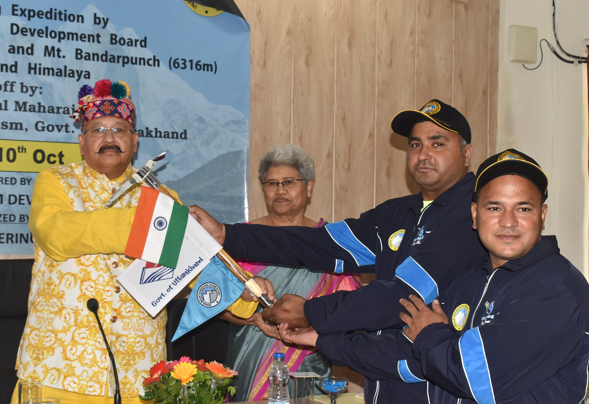 पर्यटन मंत्री सतपाल महाराज ने बन्दरपूंछ और भागीरथी द्वितीय पर्वत श्रृंखला की चढ़ाई के लिए 12 सदस्यीय 2 दलों को हरी झंडी दिखा कर रवाना किया