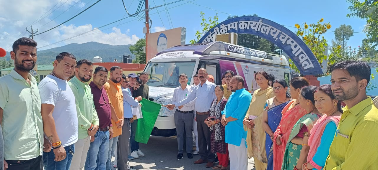 चम्पावत के जिलाधिकारी नवनीत पाण्डे ने बच्चों को गुणवत्तापूर्ण शिक्षा पहुंचाने के उद्देश्य से कम्प्यूटर ऑन व्हील वाहन को हरी झंडी दिखाकर रवाना किया