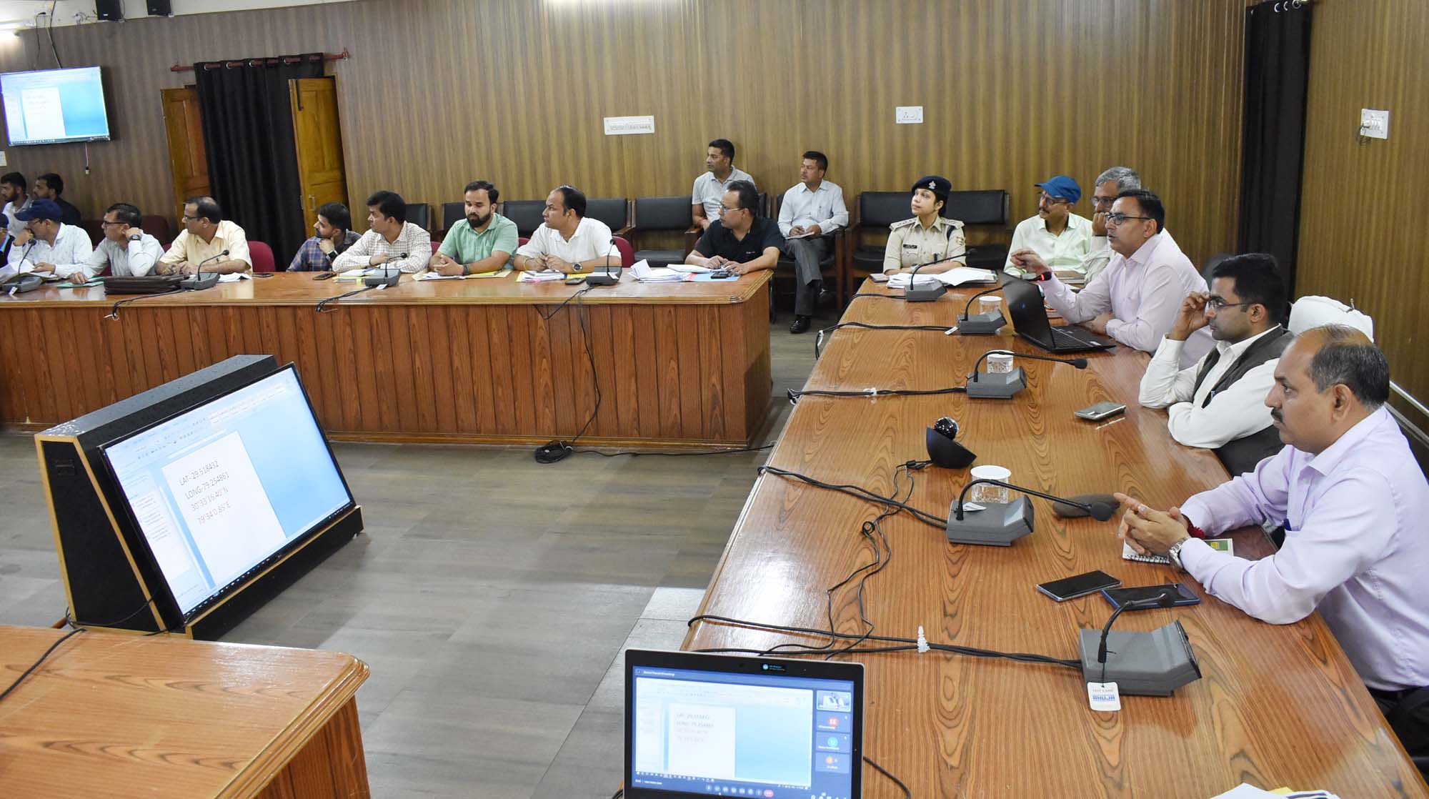 चमोली जिले में सरकारी भूमि-परिसंपत्तियों का डिजिटल लैंड बैंक बनाने के संबंध में जिलाधिकारी हिमांशु खुराना ने अधिकारियों की बैठक ली