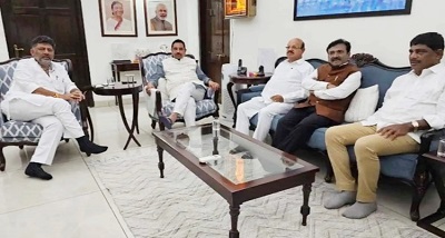 कावेरी जल विवाद को लेकर कर्नाटक के मुख्‍यमंत्री और उप मुख्‍यमंत्री सांसदों और मंत्रियों के साथ एक बैठक में शामिल हुए