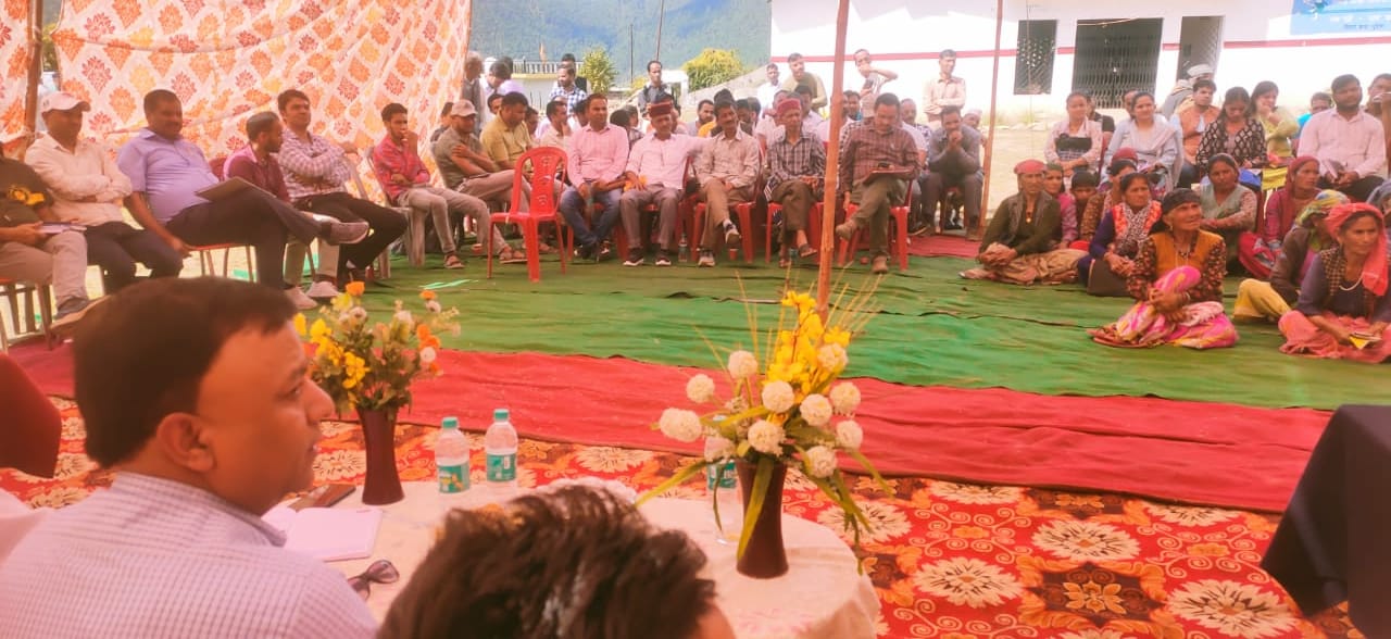 सरकार जनता के द्वारा कार्यक्रम के तहत उत्तरकाशी के कंडियाल गांव में ग्रामीणों की समस्याओं के समाधान के लिए चौपाल का आयोजन किया गया