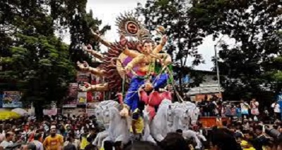 महाराष्‍ट्र के मुंबई में कई परिवार और कुछ सार्वजनिक पंडाल आज भगवान गणेश को विदाई दे रहे हैं