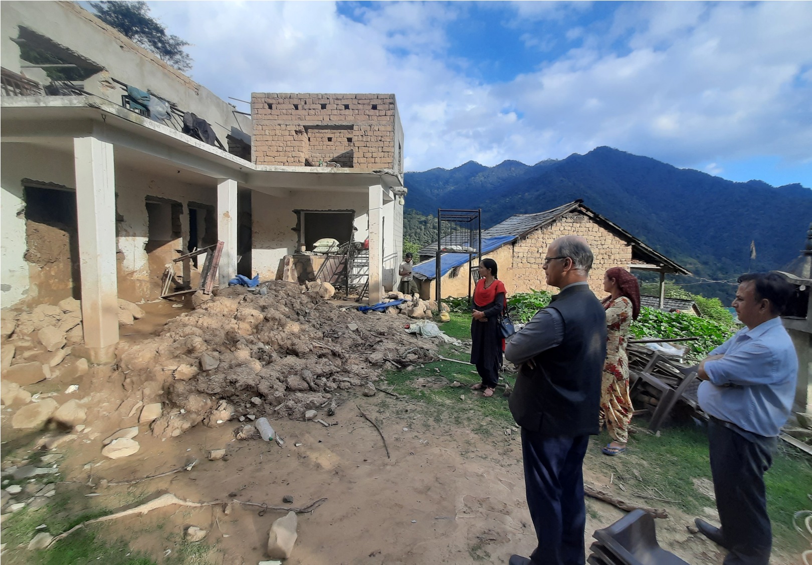 एसडीएम जोगिन्दर नगर कृष्ण कुमार शर्मा ने उपमंडल की ग्राम पंचायत रोपा पधर के गांव बनेहड़ का दौरा किया