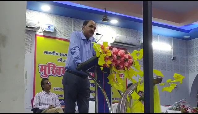 झारखंड खाद्य आयोग के अध्यक्ष हिमांशु शेखर चौधरी की अध्यक्षता में जिले के विभिन्न पंचायतों से आए मुखियाओं के साथ संवाद कार्यक्रम आयोजित हुआ