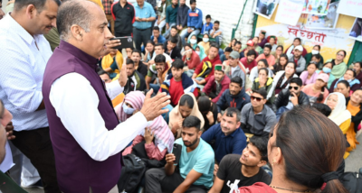 शिमला: पूर्व मुख्यमंत्री जयराम ठाकुर कोरोना कर्मियों से मिले, कर्मी बोले लोगों के पास शिमला आने का किराया भी नहीं है