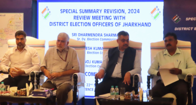 चुनाव प्रश्न बैंक नामक पुस्तक के अंग्रेजी और हिंदी संस्करण का विमोचन भारत निर्वाचन आयोग के पदाधिकारियों ने किया