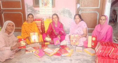 हमीरपुर: आत्मनिर्भरता की इबारत लिख रहे महिला स्वयं सहायता समूह, जाहू में मिठाई के डिब्बे और भ्याड़ में बैग बनाकर अच्छी कमाई कर रही हैं महिलाएं