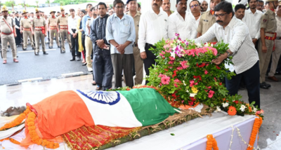 मुख्यमंत्री हेमन्त सोरेन ने दिवंगत न्यायाधीश कैलाश प्रसाद देव के पार्थिव शरीर पर पुष्पचक्र अर्पित कर श्रद्धांजलि दी