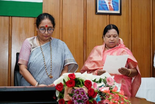 विधानसभा अध्यक्ष रितु खंडूडी भूषण ने विधानसभा भवन में बागेश्वर विधानसभा सीट से निर्वाचित प्रत्याशी रुपार्वती-दास को विधायक पद की शपथ दिलाई