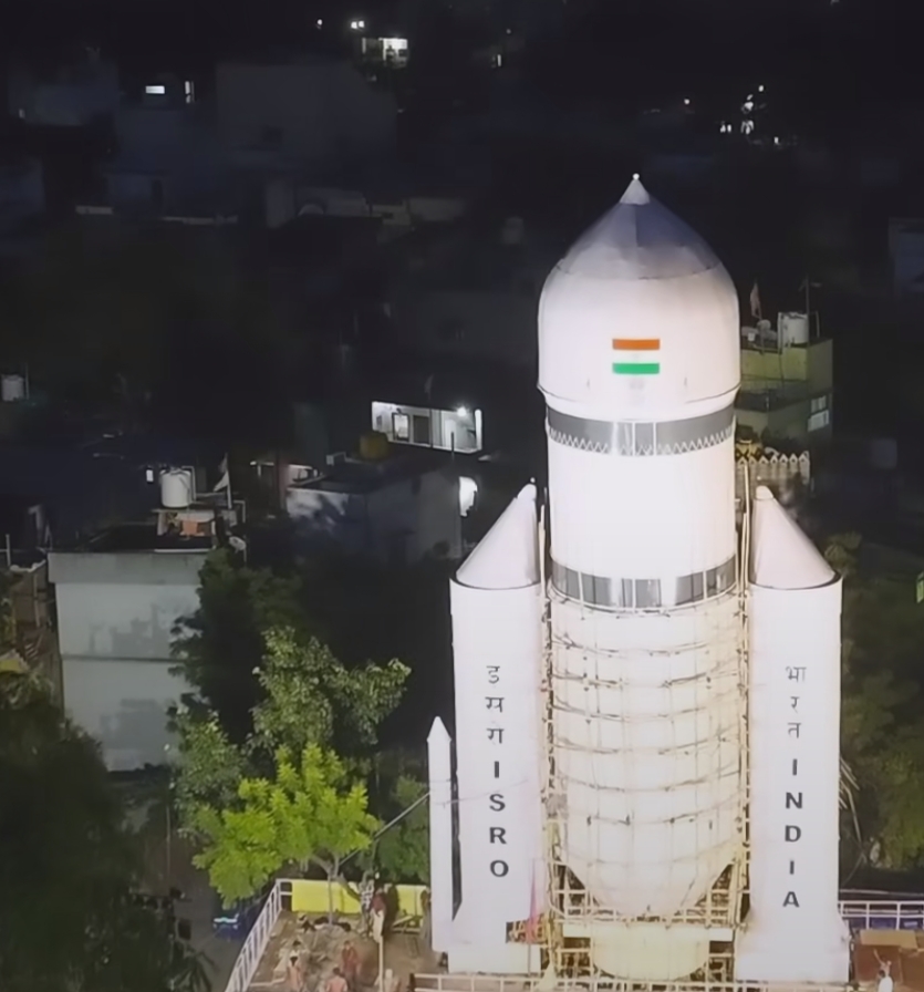 छत्तीसगढ़ की राजधानी रायपुर की कालीबाड़ी के पास गणेश पंडाल इन दिनों आकर्षण का केंद्र बना हुआ है