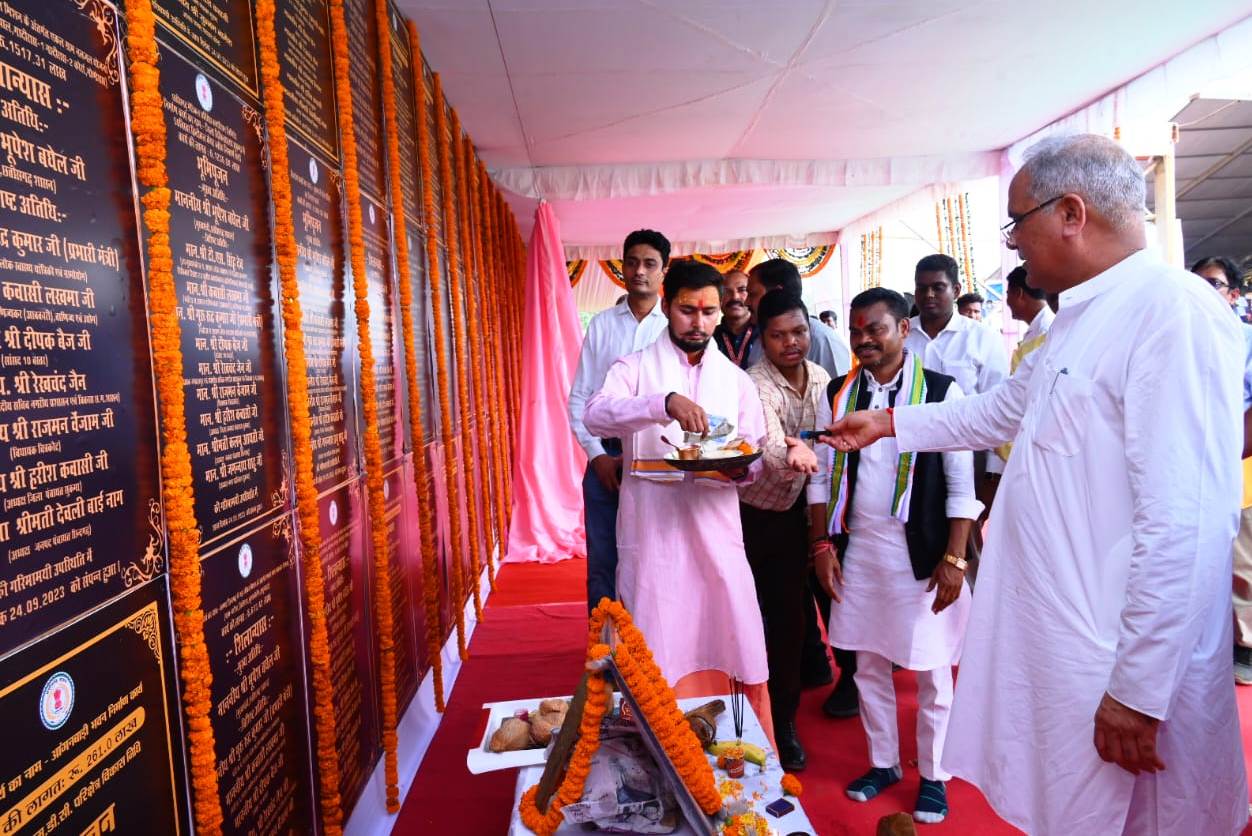 मुख्यमंत्री भूपेश बघेल ने सुकमा जिले के छिंदगढ़ में आयोजित कार्यक्रम में 137 विकास कार्यों का लोकार्पण और भूमिपूजन किया
