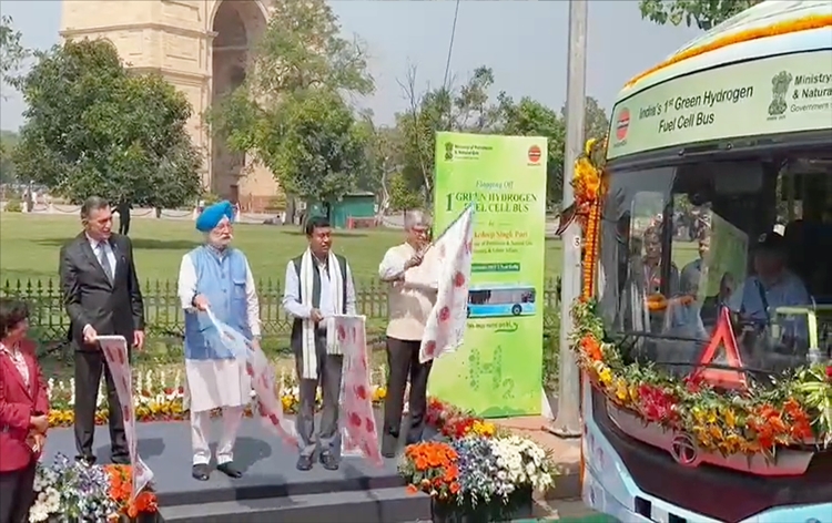 पेट्रोलियम और प्राकृतिक गैस मंत्री हरदीप सिंह पुरी ने दिल्ली में भारत की पहली ग्रीन हाइड्रोजन ईंधन बस का शुभारंभ किया