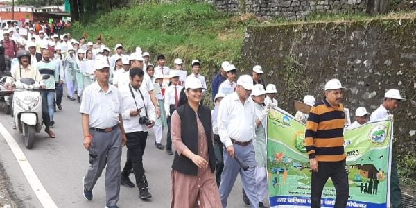 चमोली जिले के नंदप्रयाग नगर में स्वच्छता रैली के माध्यम से लोगों को कूडा प्रबंधन के प्रति जागरूक किया गया