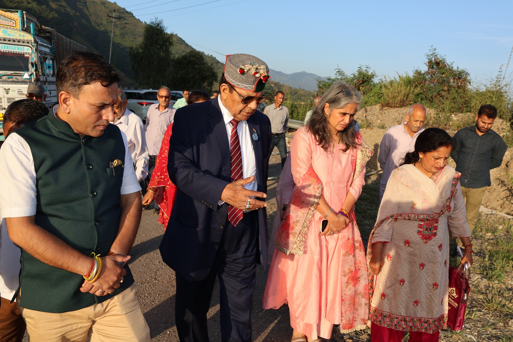 स्वास्थ्य मंत्री कर्नल डाॅ. धनीराम शांडिल ने भारी वर्षा के कारण क्षतिग्रस्त हुए सम्पर्क मार्ग का निरीक्षण किया