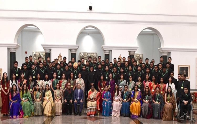 राष्‍ट्रपति द्रौपदी मुर्मू ने भारतीय प्रशासनिक सेवा के 182 अधिकारियों के दल से की भेंट