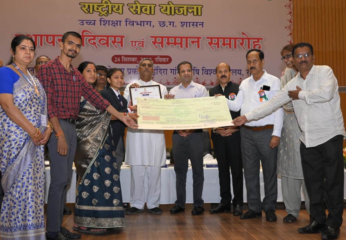 छत्तीसगढ़: इंदिरा गांधी कृषि विवविद्यालय में सम्मान समारोह का आयोजन किया गया