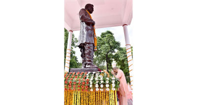 मुख्यमंत्री योगी आदित्यनाथ ने चारबाग स्थित पंडित दीनदयाल उपाध्याय की प्रतिमा पर पुष्पांजलि अर्पित की