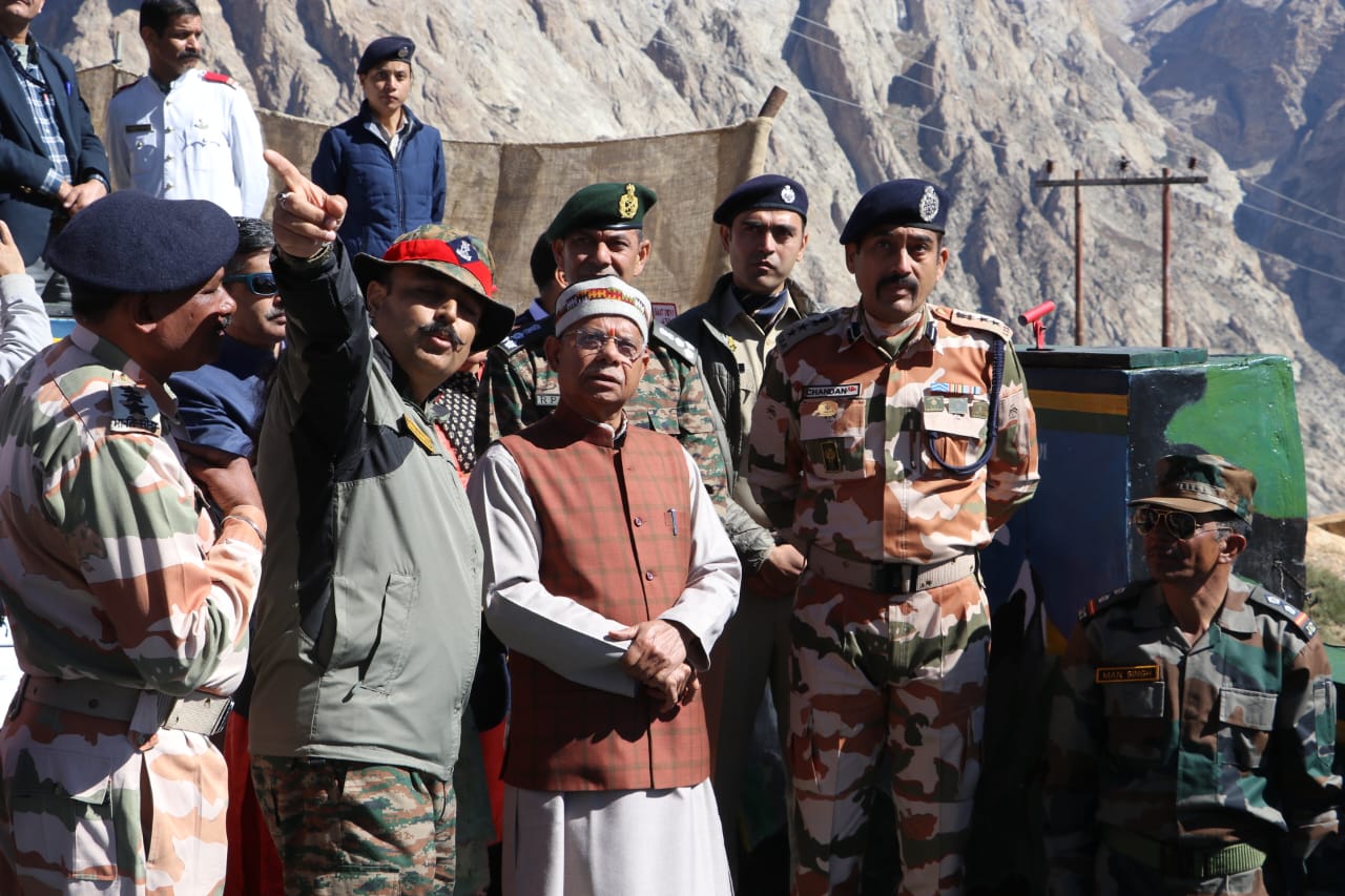 राज्यपाल श्री शिव प्रताप शुक्ल ने 13000 फीट से अधिक की ऊंचाई पर शिपकिला स्थित सेना की पोस्ट और भारत तिब्बत सीमा बल की चैकी का दौरा किया