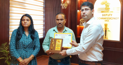 जिला ऊना के अधिकारियों व कर्मचारियों को हिंदी भाषा में उत्कृष्ट कार्य करने के लिए उपायुक्त ऊना ने सम्मानित किया