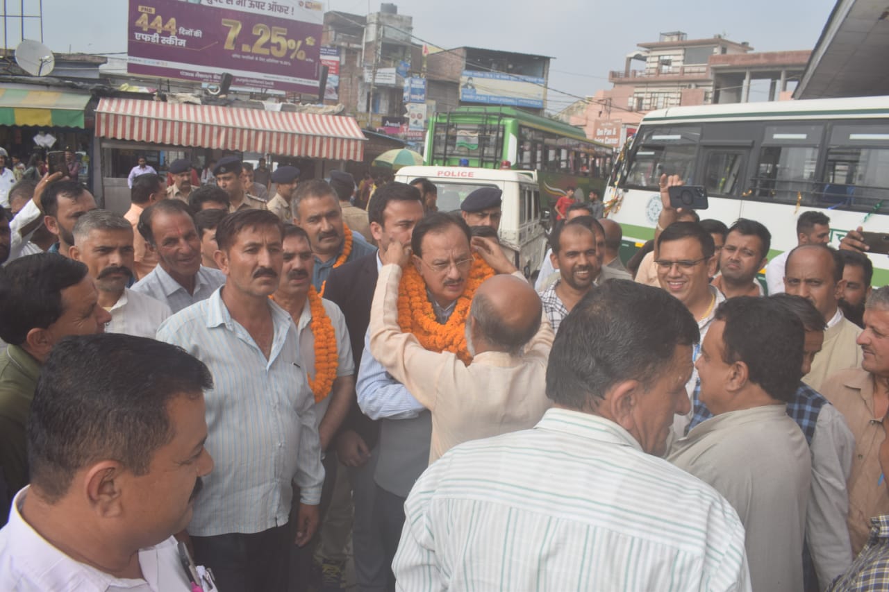 उद्योग मंत्री हर्षवर्धन चौहान ने पांवटा साहिब बस स्टैंड से क्यारी गुंडाह-पांवटा साहिब बस को हरी झंडी दिखाकर रवाना किया