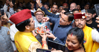 मुख्यमंत्री पुष्कर सिंह धामी पहुंचे लंदन, पोमा ग्रुप के साथ करेंगे बैठक