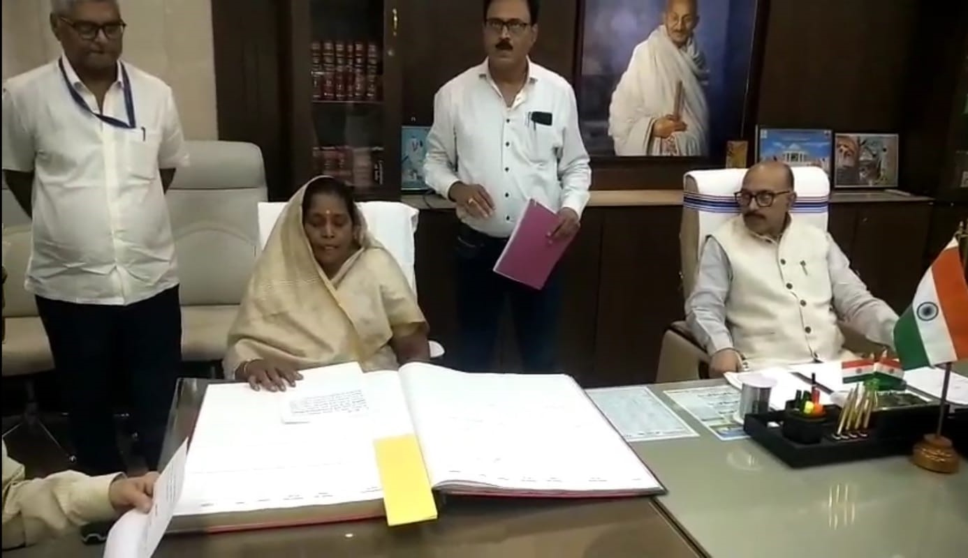 डुमरी विधानसभा उपचुनाव में नवनिर्वाचित विधायक और राज्य की मद्य निषेध मंत्री बेबी देवी ने आज झारखंड विधानसभा में शपथ ली