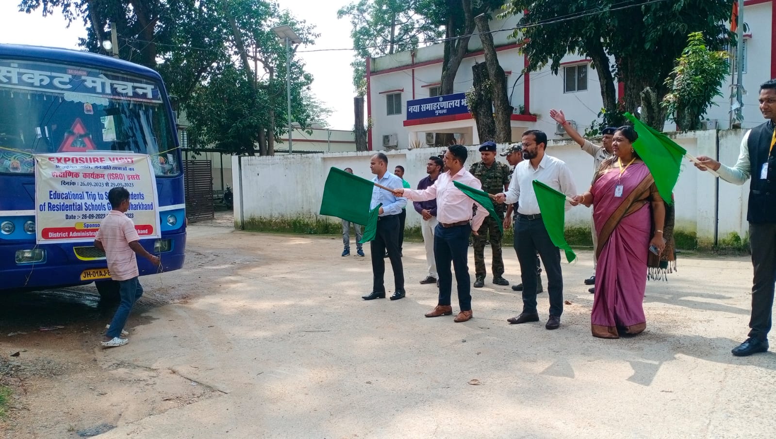 चंद्रयान 3 से संबंधित विशेष तथ्यों की जानकारी और वैज्ञानिकों से मुलाकात करने के लिए गुमला जिले की 25 आदिवासी छात्राएं आज इसरो के लिए रवाना हुईं