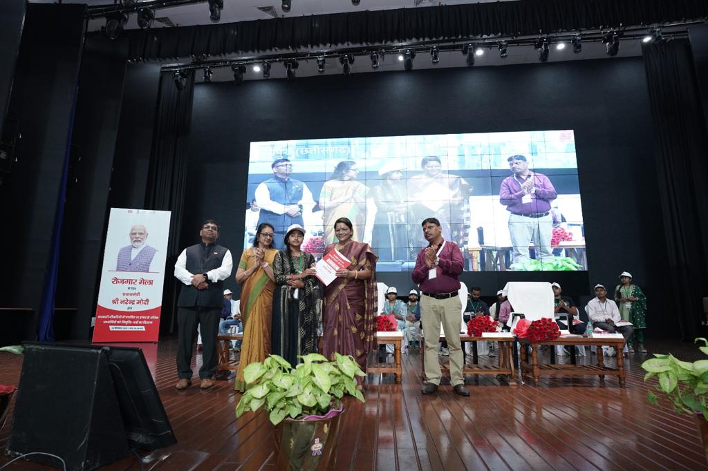 रायपुर में एम्स के सभागार में 9वे रोजगार मेले का आयोजन हुआ