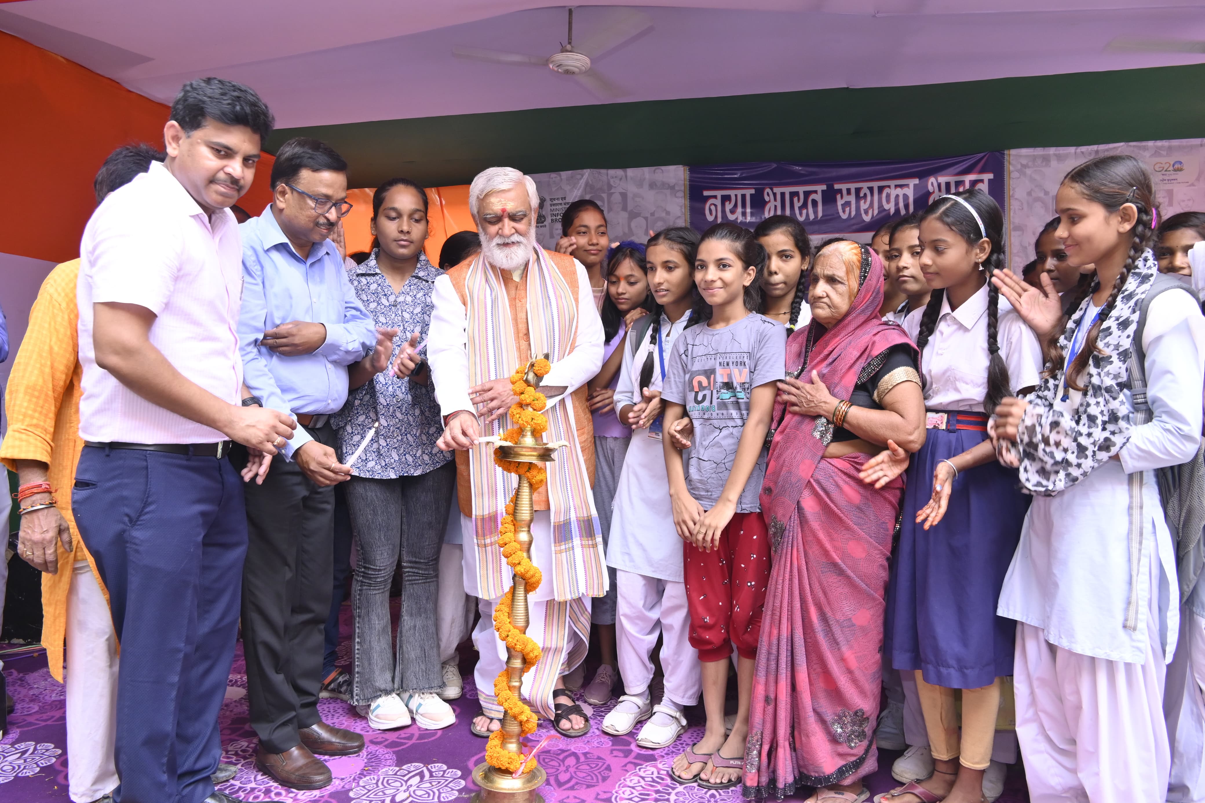 सरकार के कल्याणकारी कार्यक्रमों की जानकारी प्राप्त कर ही लोग अपने अधिकारों के प्रति जागरुक हो सकते हैं–अश्विनी कुमार चौबे