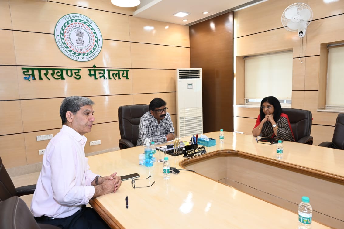 मुख्यमंत्री हेमंत सोरेन ने झारखंड मंत्रालय में अधिकारियों के साथ बैठक की
