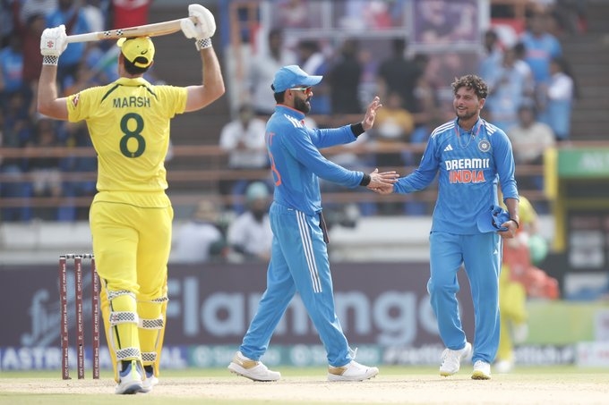 3rd & final ODI between India & Australia underway at Rajkot; Australia sets a target of 353 runs for India