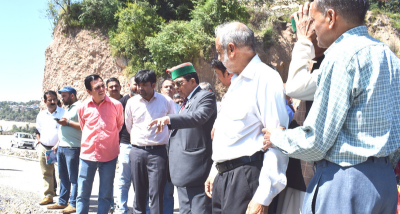 सोलन: स्वास्थ्य मंत्री कर्नल डाॅ. धनीराम शांडिल ने ग्राम पंचायत पड़ग में क्षतिग्रस्त हुए सम्पर्क मार्ग का किया निरीक्षण