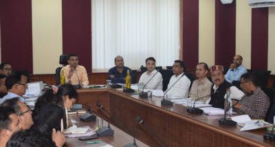 कुल्लू : उपायुक्त आशुतोष गर्ग ने राजस्व अधिकारियों की बैठक की अध्यक्षता की