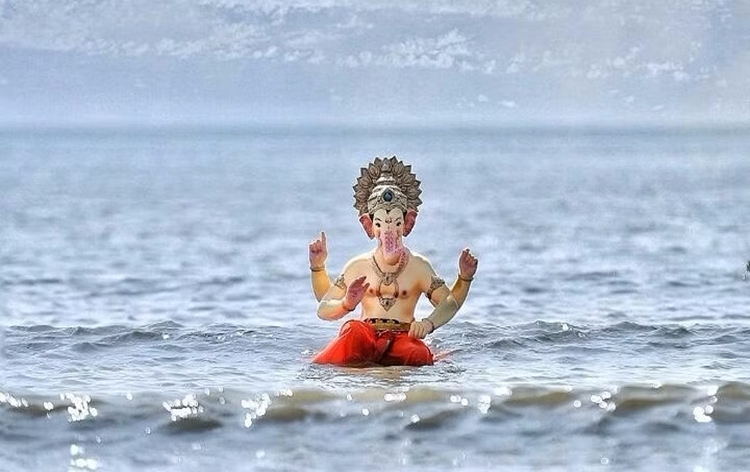 Anant Chaturdashi is being celebrated with Ganesh Visarjan