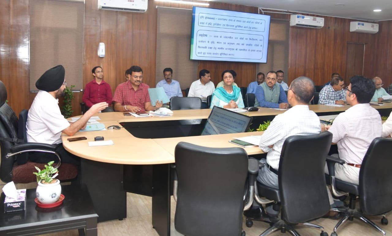मुख्य सचिव डॉ. एस.एस. संधु ने देहरादून में वर्षा जल संग्रहण के सम्बन्ध में सम्बन्धित विभागों के अधिकारियों के साथ बैठक की