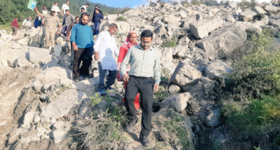 चमोली के जिलाधिकारी हिमांशु खुराना ने जोशीमठ तहसील के भूस्खलन प्रभावित गांव पगनों का निरीक्षण किया