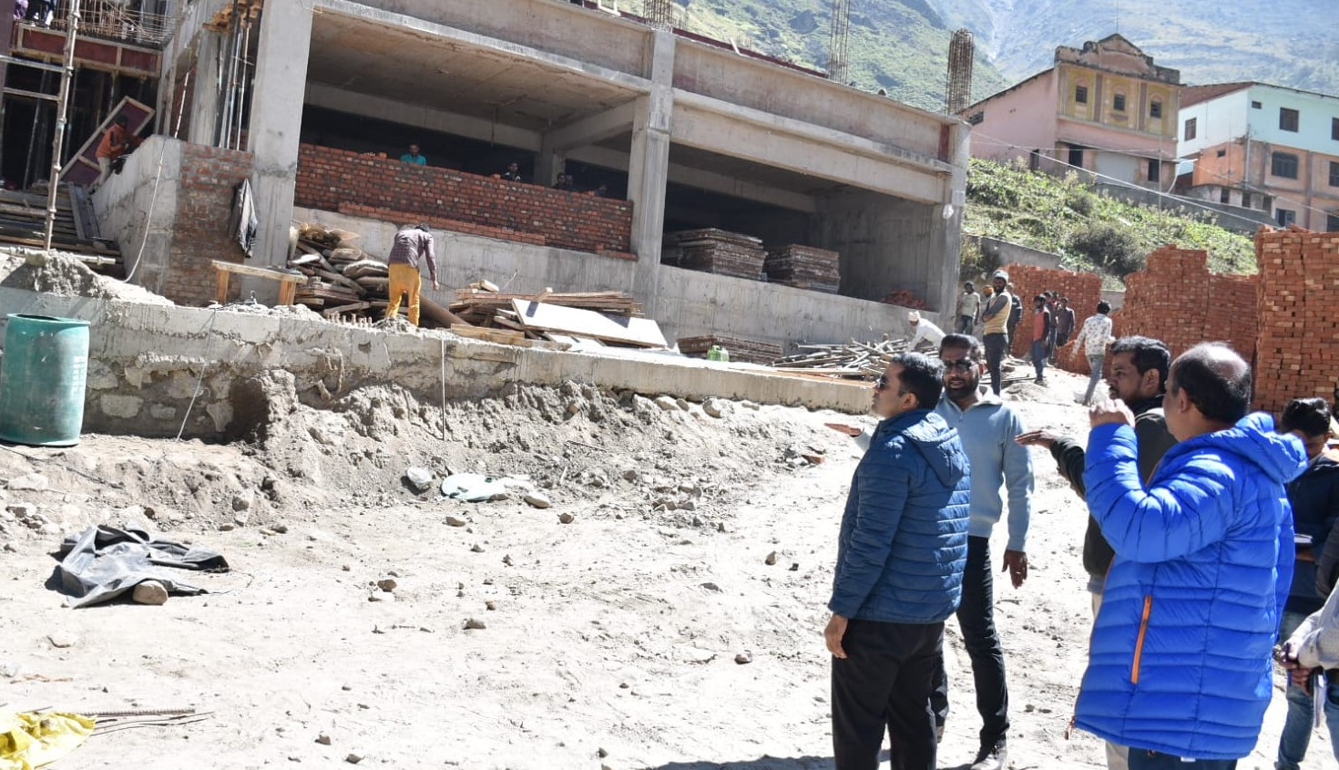 चमोली के जिलाधिकारी हिमांशु खुराना ने बदरीनाथ मास्टर प्लान के अन्तर्गत संचालित पुनर्निर्माण कार्यों का निरीक्षण किया