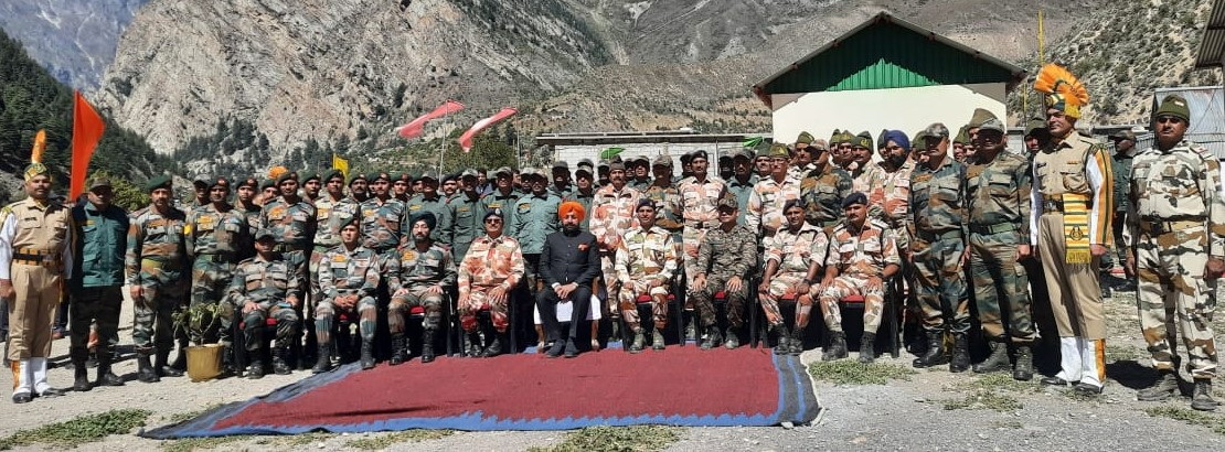 राज्यपाल लेफ्टिनेंट जनरल गुरमीत सिंह ने चमोली जिले में चीन सीमा से सटे मलारी में आईटीबीपी, सेना और बीआरओ के जवानों से मुलाकात की