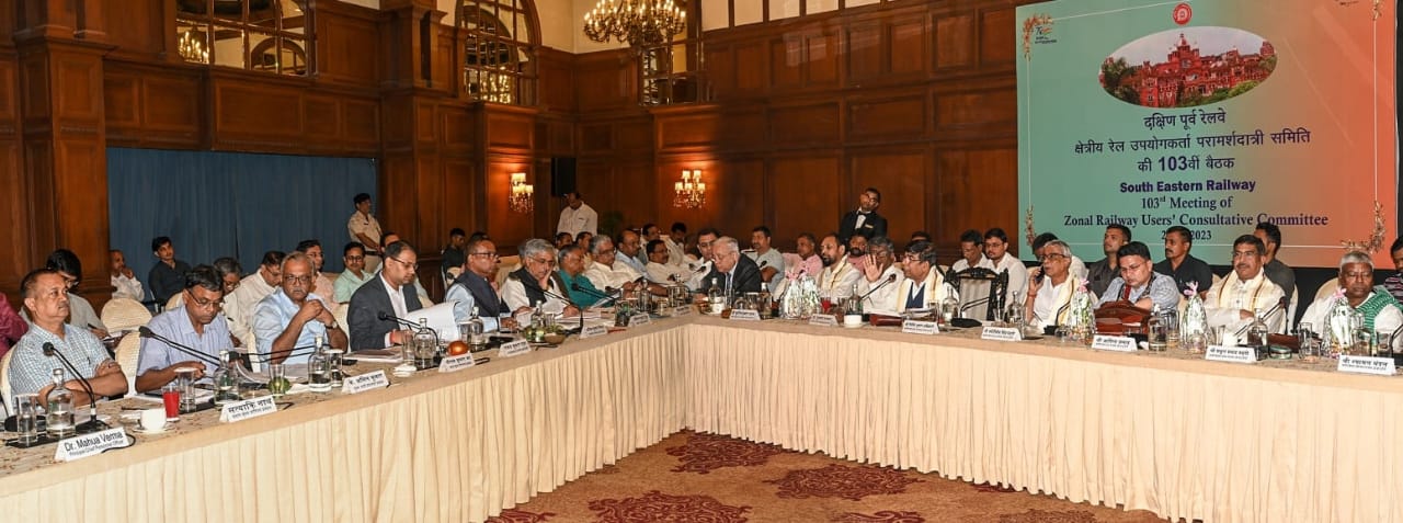 दक्षिण पूर्व रेलवे का क्षेत्रीय रेलवे उपयोगकर्ता परामर्शदात्री समिति की 103वीं बैठक रेलवे के महाप्रबंधक अनिल मिश्रा की अध्यक्षता में कोलकाता में हुई