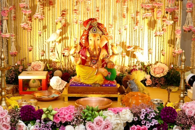 Mumbai witnessed spectacular culmination of 10-day celebration of Ganeshotsav on Thursday