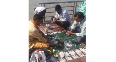 श्राद्ध पूर्णिमा के अवसर पर विभिन्न घाटों पर लोग अपने पितरों के लिये तर्पण कर रहे हैं