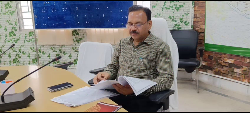 जामताड़ा जिले के उपायुक्त-सह-जिला निर्वाचन पदाधिकारी ने अधिकारियों और राजनीतिक दलों के साथ बैठक की