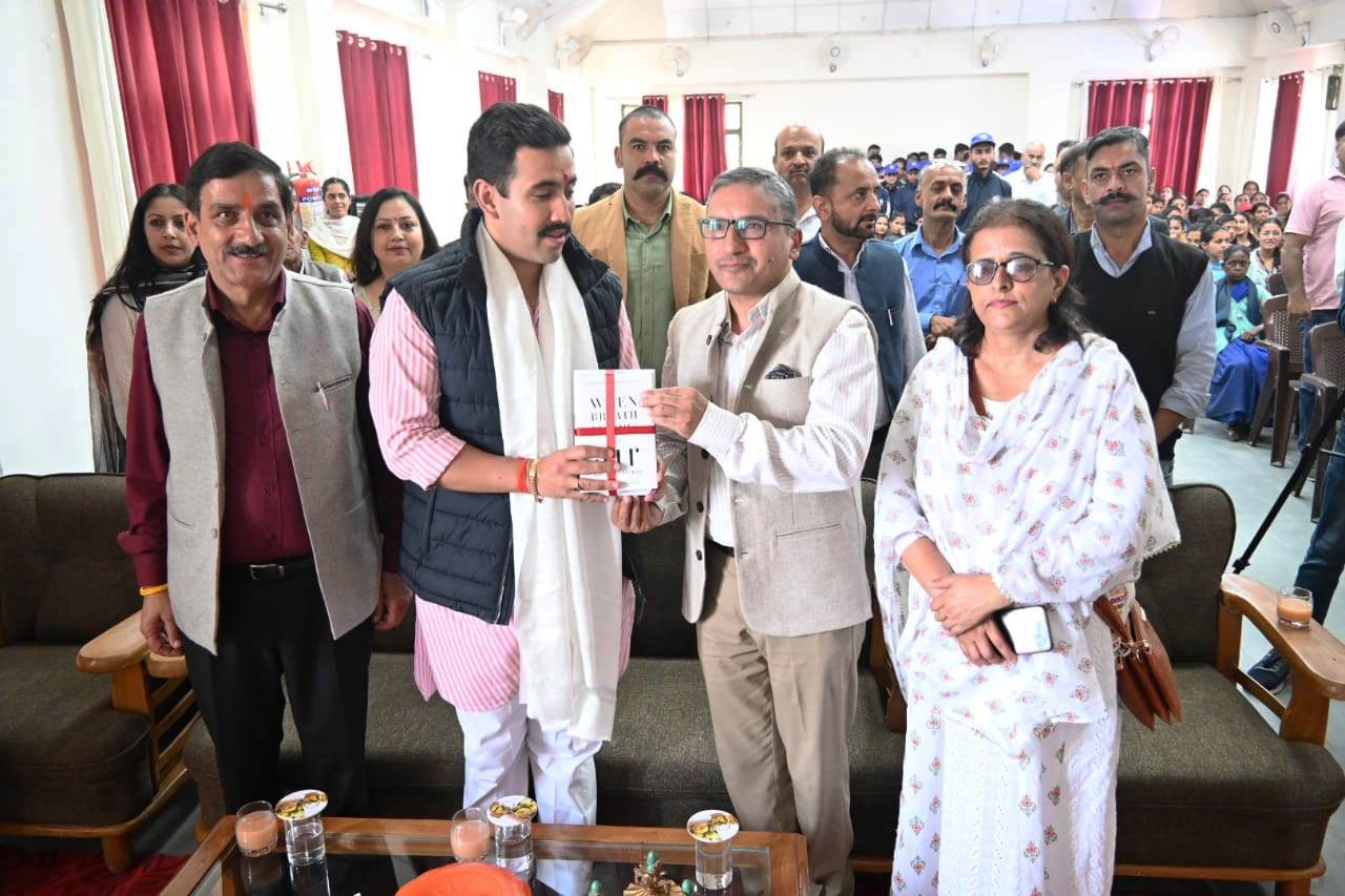 खेल मंत्री विक्रमादित्य सिंह ने शिमला ग्रामीण विधानसभा क्षेत्र के राजकीय महाविद्यालय 16 मील धामी में आगामी वर्ष के लिए “दृष्टि पत्र” जारी किया