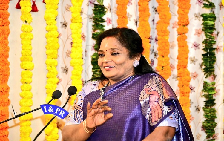 तेलंगाना की राज्‍यपाल डॉ० तमिलसाई सौन्‍दरराजन ने आज कहा कि महिलाओं को समाज की सेवा के सभी अवसरों का उपयोग करना चाहिए